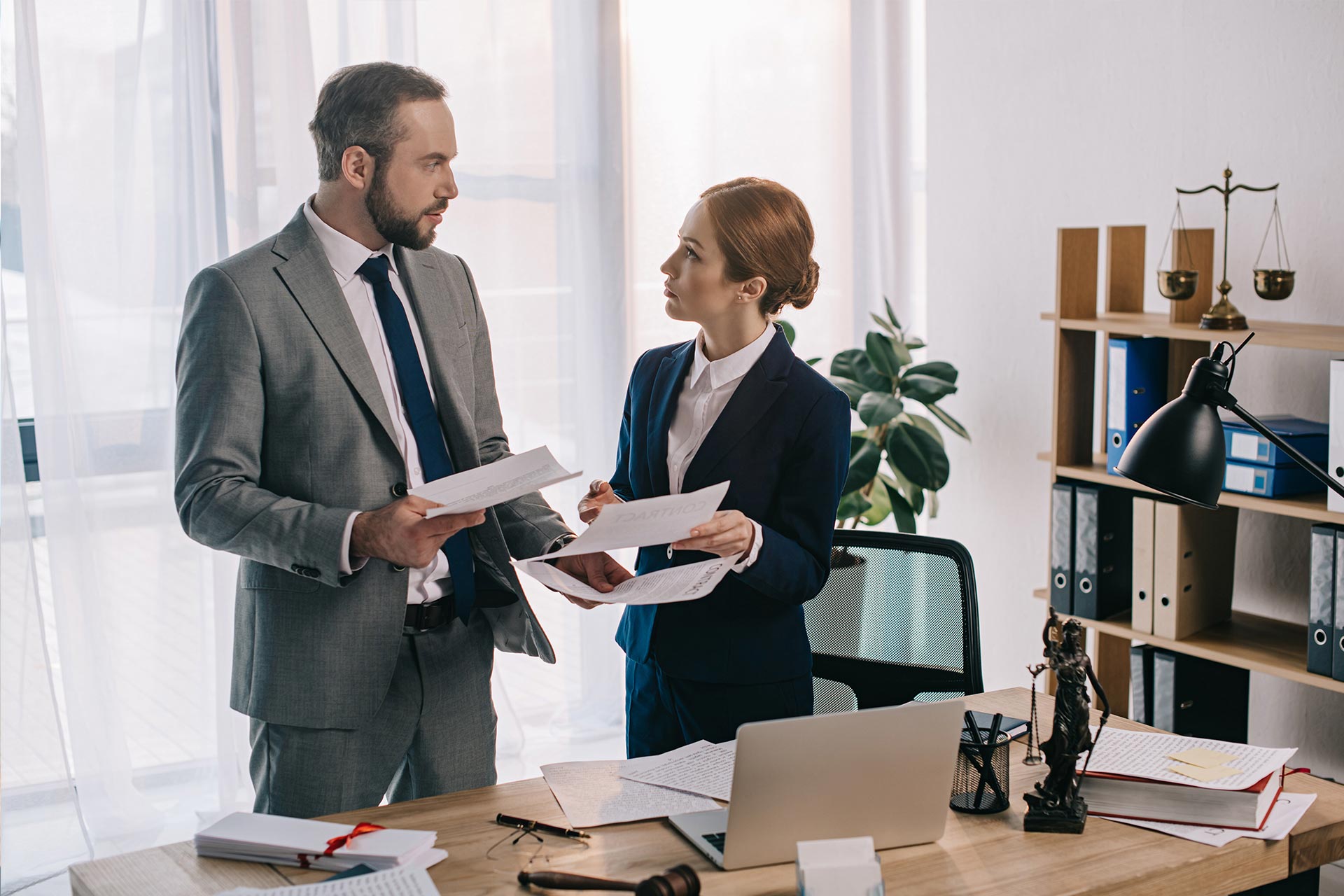 Equipo de trabajo cerrando acuerdo en reunión